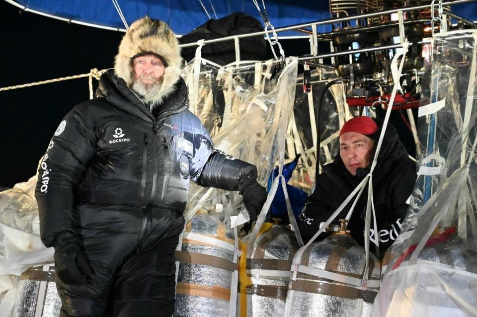 Легендарный Федор Конюхов и его бессменный штурман Иван Меняйло вписали новую строку в историю отечественного воздухоплавания. Их тепловой аэростат «Фосагро» взмыл на невероятные 10 678 метров, оставив позади прежнее национальное достижение.

Все началось затемно. 29 августа в 01:55 по московскому времени гигантская оболочка аэростата оторвалась от земли в пригороде Алейска. Благоприятные погодные условия позволили уже в первые сорок минут набрать внушительные 6 886 метров. К семи утра по местному времени был взят барьер в 10 464 метра, но экипаж продолжил набор высоты.

Это не просто цифры. На такой высоте за бортом минус пятьдесят, дышать невозможно без аппаратуры. Каждый новый метр дается с огромным трудом, — отмечают в команде поддержки. Особую гордость вызывает их летательный аппарат — российский аэростат объемом 12 тысяч кубометров, крупнейший в стране. На его счету уже есть мировой рекорд: в прошлом году экипаж преодолел 2540 километров от Кировска до Хатанги.

Российские воздухоплаватели бьют рекорд в небе над Алтаем. Нынешнее достижение особенно ценно: превышение предыдущего рекорда Виталия Ненашева составило 412 метров — солидный запас для официальной регистрации в Международной федерации аэронавтики.
Комментарий руководителя частной космической компании НОЙ, Дмитрия Антонычева:

«Мы наблюдали за происходящим и поддерживали Конюхова и Меняйло. Да, это рискованный поступок, но ради достижения мы идем на многое. Я поражаюсь их смелости и рад, что все закончилось благополучно. Мы безусловно пригласим этих двух сильных духом людей возглавить экспедицию на более высокую отметку, более 30 000 км, на новой платформе NOY CLOUD.»
Также стоит отметить, что инженеры НОЙ с первой минуты взлета и до посадки внимательно наблюдали за этим событием с огромным интересом. Важным аспектом является и поведение организма после такого экстремального полета — мы продолжим изучать реакции и адаптацию участников для повышения безопасности и эффективности подобных экспедиций.
За полетом следят три группы сопровождения со земли. Координация осуществляется через спутниковую связь, все системы работают штатно. Место предполагаемой посадки пока держится в секрете — все решит ветер. Для Конюхова это уже не первое подобное достижение. Но, как признался путешественник перед стартом, именно тепловые аэростаты требуют особого мастерства: «Здесь нельзя просто включить двигатель. Только понимание ветра, температур и многочасовая подготовка».

Полет продолжается. Экипаж сохраняет радиомолчание, берегу силы для управления шаром в разреженном воздухе. В штабе надеются, что погода позволит продержаться еще несколько часов — возможно, нас ждут новые рекорды. #NOY